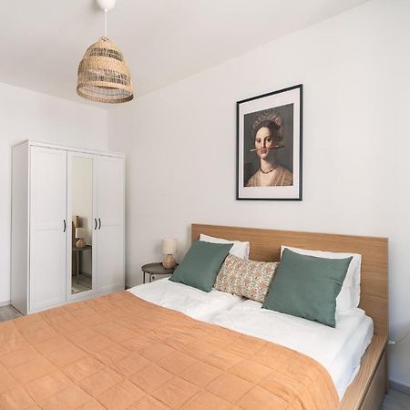 Corvin Apartment With Balcony And Ac Budapest Exterior foto